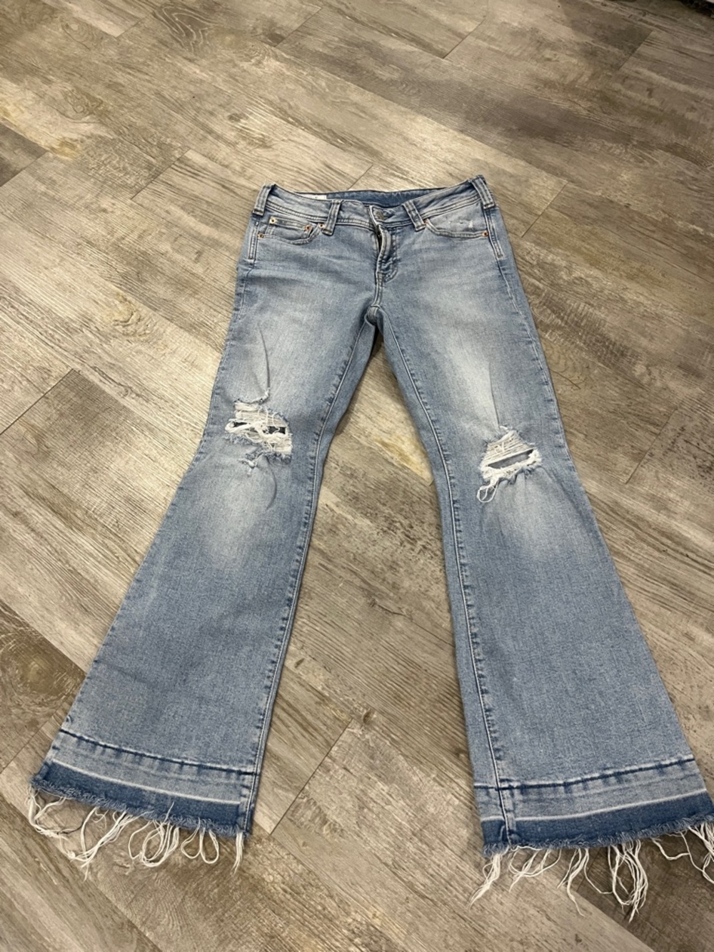 Gap jeans flare low rise Light Blue Distressed Flared Jeans - Women 4 27